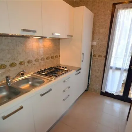 Hotel Large Row House With Private Fenced Garden For 10 Guests In Lignano Pineta