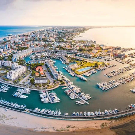 Large Row House With Private Fenced Garden For 10 Guests In Lignano Pineta Szálloda 4*