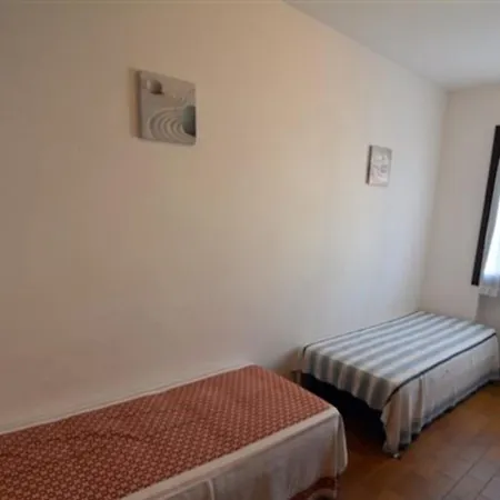 Szálloda Large Row House With Private Fenced Garden For 10 Guests In Lignano Pineta 4*