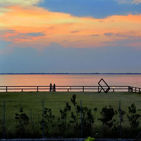 Szálloda Large Row House With Private Fenced Garden For 10 Guests In Lignano Pineta 4*