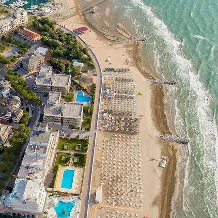 Szálloda Large Row House With Private Fenced Garden For 10 Guests In Lignano Pineta 4*