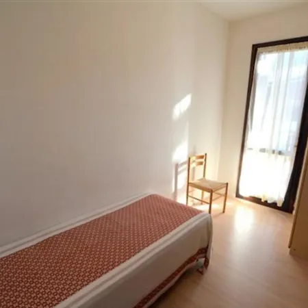 Large Row House With Private Fenced Garden For 10 Guests In Lignano Pineta 4*