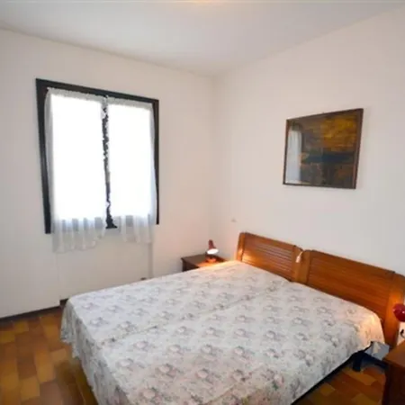 Large Row House With Private Fenced Garden For 10 Guests In Lignano Pineta Отель 4*