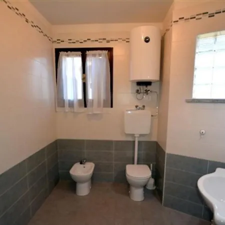 Large Row House With Private Fenced Garden For 10 Guests In Lignano Pineta 4* Линьяно-Саббьядоро
