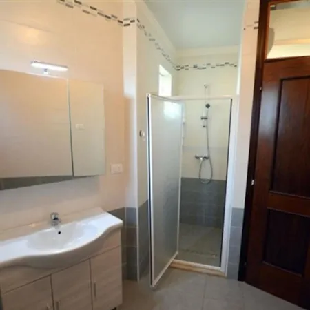 Large Row House With Private Fenced Garden For 10 Guests In Lignano Pineta Отель Линьяно-Саббьядоро