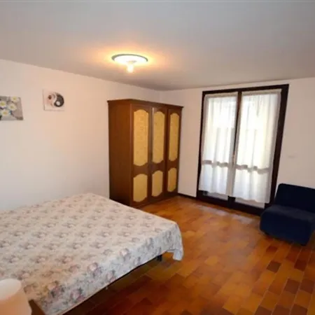 Hotel Large Row House With Private Fenced Garden For 10 Guests In Lignano Pineta