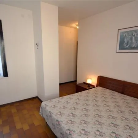 Large Row House With Private Fenced Garden For 10 Guests In Lignano Pineta Линьяно-Саббьядоро