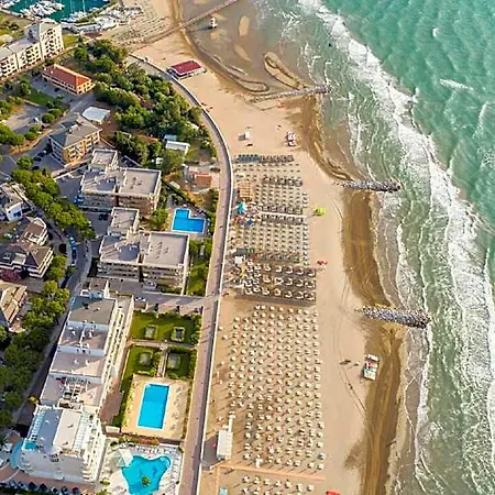 Large Row House With Private Fenced Garden For 10 Guests In Lignano Pineta Hotel Lignano Sabbiadoro