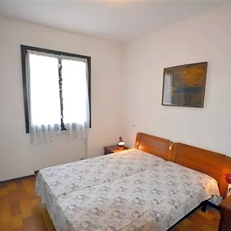 Large Row House With Private Fenced Garden For 10 Guests In Lignano Pineta