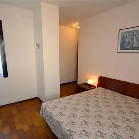 Hotel Large Row House With Private Fenced Garden For 10 Guests In Lignano Pineta