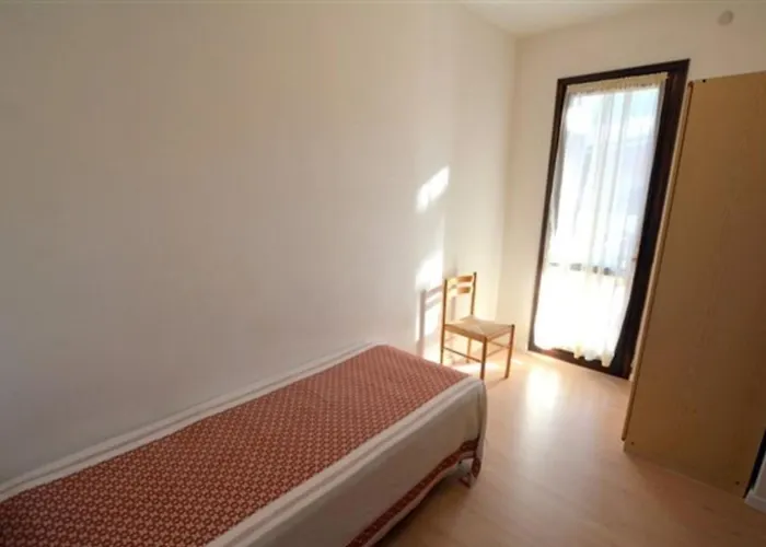 Large Row House With Private Fenced Garden For 10 Guests In Lignano Pineta 4*