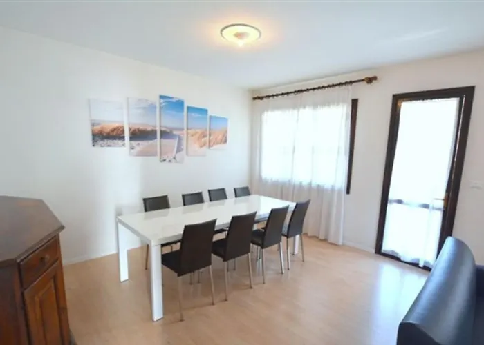 酒店 Large Row House With Private Fenced Garden For 10 Guests In Lignano Pineta 利尼亚诺萨比亚多罗