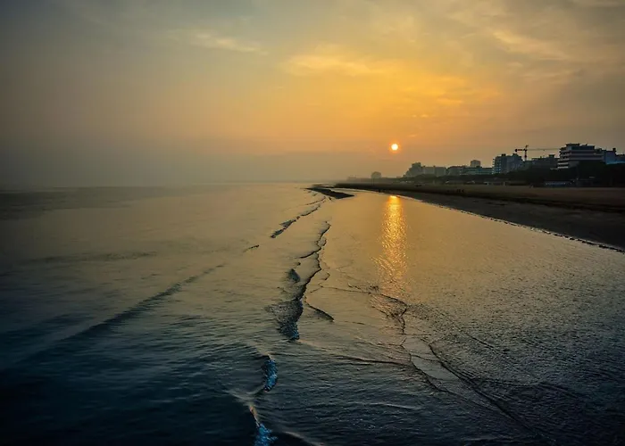 Large Row House With Private Fenced Garden For 10 Guests In Lignano Pineta 4*