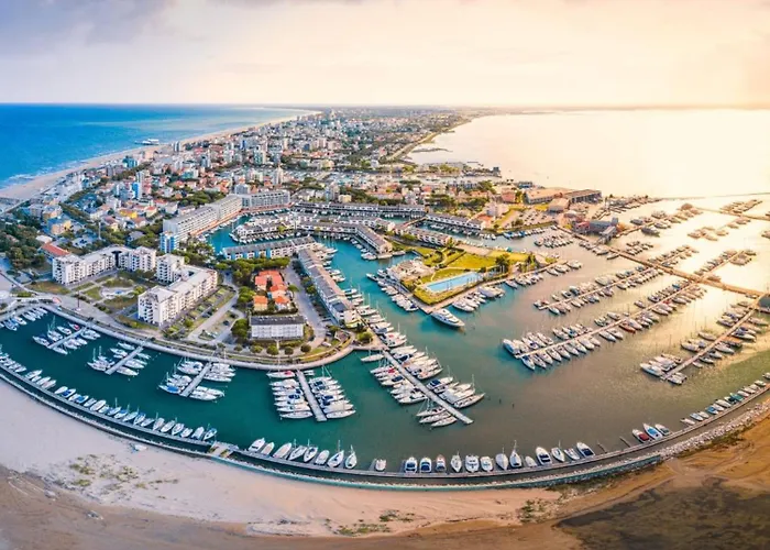 Large Row House With Private Fenced Garden For 10 Guests In Lignano Pineta 酒店 4*