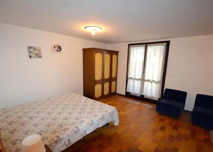 酒店 Large Row House With Private Fenced Garden For 10 Guests In Lignano Pineta