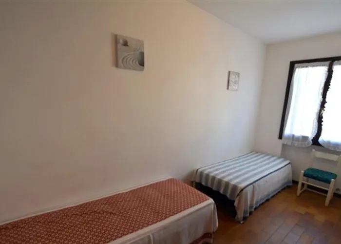 酒店 Large Row House With Private Fenced Garden For 10 Guests In Lignano Pineta 4*