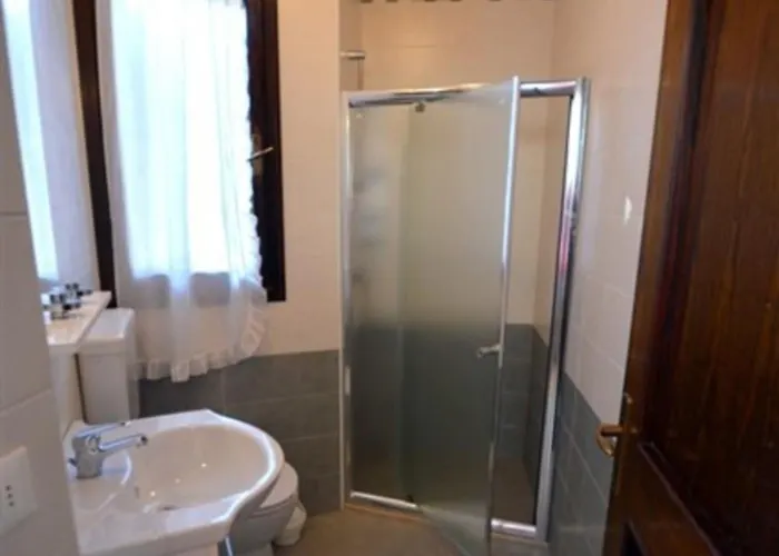 Large Row House With Private Fenced Garden For 10 Guests In Lignano Pineta 酒店 利尼亚诺萨比亚多罗