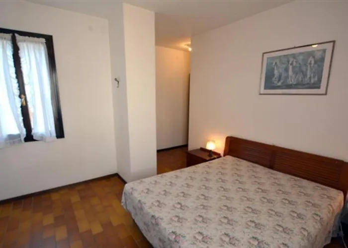 Large Row House With Private Fenced Garden For 10 Guests In Lignano Pineta 利尼亚诺萨比亚多罗