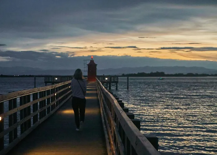 Large Row House With Private Fenced Garden For 10 Guests In Lignano Pineta 酒店