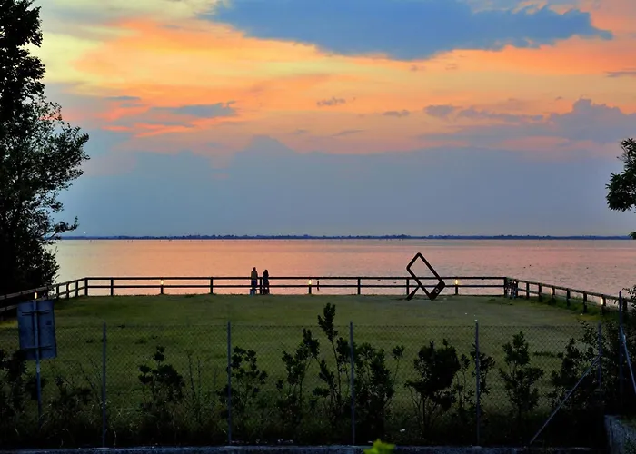 酒店 Large Row House With Private Fenced Garden For 10 Guests In Lignano Pineta 4*