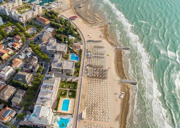 酒店 Large Row House With Private Fenced Garden For 10 Guests In Lignano Pineta 4*